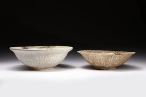 Arte Sud-Est Asiatico : Due grandi ciotole Sawankhalok in ceramica Tailandia, XIV-XV secolo  - Asta Asta 470 | ARTE ORIENTALE Online - Associazione Nazionale - Case d'Asta italiane