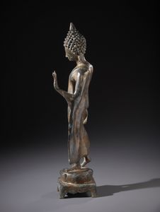 Arte Sud-Est Asiatico : Figura in bronzo raffigurante il famoso walking Buddha nello stile Sukothay. Tailandia XX sec  - Asta Asta 470 | ARTE ORIENTALE Online - Associazione Nazionale - Case d'Asta italiane