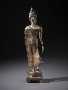 Arte Sud-Est Asiatico : Figura in bronzo raffigurante il famoso walking Buddha nello stile Sukothay. Tailandia XX sec  - Asta Asta 470 | ARTE ORIENTALE Online - Associazione Nazionale - Case d'Asta italiane