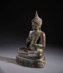 Arte Sud-Est Asiatico : Figura di Buddha in posizione seduta, le mani nel gesto di conciliazione vitarkamudra, gli occhi in madreperla.Tailandia XIX sec.  - Asta Asta 470 | ARTE ORIENTALE Online - Associazione Nazionale - Case d'Asta italiane