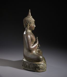 Arte Sud-Est Asiatico : Figura di Buddha in posizione seduta, le mani nel gesto di conciliazione vitarkamudra, gli occhi in madreperla.Tailandia XIX sec.  - Asta Asta 470 | ARTE ORIENTALE Online - Associazione Nazionale - Case d'Asta italiane