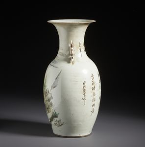 Arte Cinese : Vaso in porcellana a smalti policromi dalla forma a balaustra dipinto con fanciulle in un giardino.Cina, periodo della Repubblica.  - Asta Asta 470 | ARTE ORIENTALE Online - Associazione Nazionale - Case d'Asta italiane