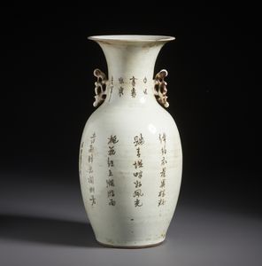 Arte Cinese : Vaso in porcellana a smalti policromi dalla forma a balaustra dipinto con fanciulle in un giardino.Cina, periodo della Repubblica.  - Asta Asta 470 | ARTE ORIENTALE Online - Associazione Nazionale - Case d'Asta italiane