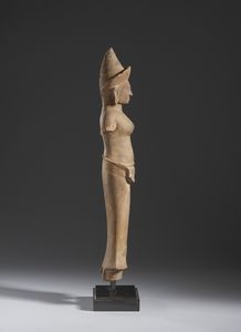 Arte Sud-Est Asiatico : Figura in arenaria raffigurante Uma. Khmer stile Angkor Wat, probabile XII secolo.  - Asta Asta 470 | ARTE ORIENTALE Online - Associazione Nazionale - Case d'Asta italiane