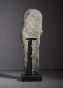 Arte Indiana : Grande figura di Bodhisattva in scisto grigio. Gandhara, IV sec. d.C. circa.  - Asta Asta 470 | ARTE ORIENTALE Online - Associazione Nazionale - Case d'Asta italiane