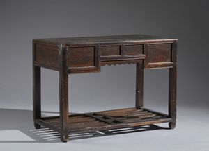 Arte Cinese : Scrittoio in legno laccato con quattro cassetti. Cina, fine XIX Sec.  - Asta Asta 470 | ARTE ORIENTALE Online - Associazione Nazionale - Case d'Asta italiane