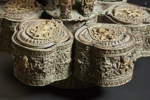 Arte Himalayana : Porta spezie in rame sbalzato e dorato Nepal o Kashmir, inizio XX secolo  - Asta Asta 470 | ARTE ORIENTALE Online - Associazione Nazionale - Case d'Asta italiane