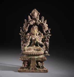 Arte Himalayana : Fusione in bronzo raffigurante la divinit Tara. Seduta su di un fiore di loto  contornata da ricco baldacchino finemente lavorato.Nepal XX sec  - Asta Asta 470 | ARTE ORIENTALE Online - Associazione Nazionale - Case d'Asta italiane