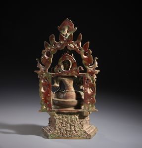 Arte Himalayana : Fusione in bronzo raffigurante la divinit Tara. Seduta su di un fiore di loto  contornata da ricco baldacchino finemente lavorato.Nepal XX sec  - Asta Asta 470 | ARTE ORIENTALE Online - Associazione Nazionale - Case d'Asta italiane