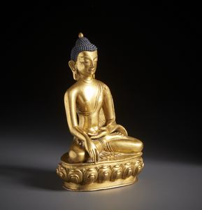 Arte Himalayana : Scultura in bronzo dorato raffigurante Buddha Sakyamuni elegantemente seduto su base a fiore di loto.Tibet / Nepal XVIII sec.  - Asta Asta 470 | ARTE ORIENTALE Online - Associazione Nazionale - Case d'Asta italiane