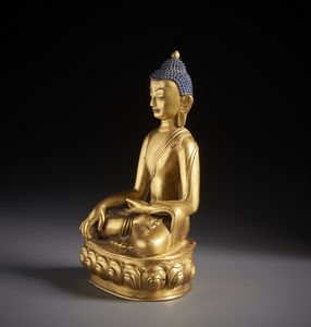 Arte Himalayana : Scultura in bronzo dorato raffigurante Buddha Sakyamuni elegantemente seduto su base a fiore di loto.Tibet / Nepal XVIII sec.  - Asta Asta 470 | ARTE ORIENTALE Online - Associazione Nazionale - Case d'Asta italiane