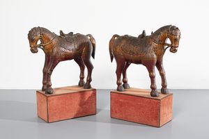 Arte Indiana : Bella coppia di grandi cavalli in legno.Probabilmente Rajasthan, primi XX secolo.  - Asta Asta 470 | ARTE ORIENTALE Online - Associazione Nazionale - Case d'Asta italiane