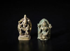 Arte Indiana : Due bronzi devozionali raffigurati la Dea Durga.Sud India, XIX sec.  - Asta Asta 470 | ARTE ORIENTALE Online - Associazione Nazionale - Case d'Asta italiane