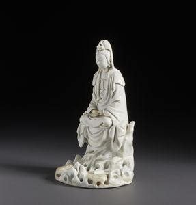 Arte Cinese : Figura in porcellana bianca Dehua raffigurante Guanyin seduta su di una roccia.Cina, dinastia Qing XVIII sec.  - Asta Asta 470 | ARTE ORIENTALE Online - Associazione Nazionale - Case d'Asta italiane