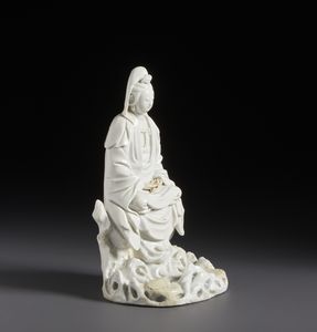 Arte Cinese : Figura in porcellana bianca Dehua raffigurante Guanyin seduta su di una roccia.Cina, dinastia Qing XVIII sec.  - Asta Asta 470 | ARTE ORIENTALE Online - Associazione Nazionale - Case d'Asta italiane