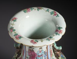 Arte Cinese : Vaso in porcellana abilmente smaltato nei colori della famiglia rosa, stile Canton. Cina Dinastia Qing , XIX sec.  - Asta Asta 470 | ARTE ORIENTALE Online - Associazione Nazionale - Case d'Asta italiane