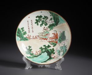 Arte Cinese : Piatto in porcellana a smalti policromi nei colori della Famiglia verde. Cina, XIX / XX sec.  - Asta Asta 470 | ARTE ORIENTALE Online - Associazione Nazionale - Case d'Asta italiane