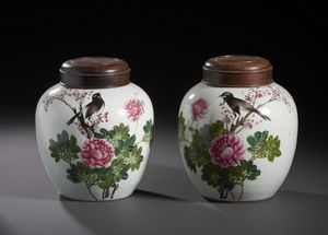 Arte Cinese - Coppia di ginger jar in porcellana decorata a smalti policromi, il corpo centrale dipinto con uccelli tra fiori. Cina XX sec