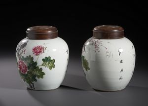 Arte Cinese : Coppia di ginger jar in porcellana decorata a smalti policromi, il corpo centrale dipinto con uccelli tra fiori. Cina XX sec  - Asta Asta 470 | ARTE ORIENTALE Online - Associazione Nazionale - Case d'Asta italiane