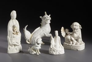 Arte Cinese : Gruppo di cinque figure in bianco di cina Dehua. Cina XIX / XX sec.  - Asta Asta 470 | ARTE ORIENTALE Online - Associazione Nazionale - Case d'Asta italiane