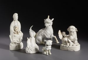 Arte Cinese : Gruppo di cinque figure in bianco di cina Dehua. Cina XIX / XX sec.  - Asta Asta 470 | ARTE ORIENTALE Online - Associazione Nazionale - Case d'Asta italiane