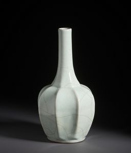 Arte Cinese - Vaso a forma di bottiglia in smalto celadon dalle linee eleganti. Cina, XX secolo