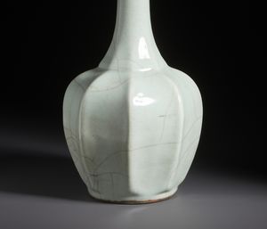 Arte Cinese : Vaso a forma di bottiglia in smalto celadon dalle linee eleganti. Cina, XX secolo  - Asta Asta 470 | ARTE ORIENTALE Online - Associazione Nazionale - Case d'Asta italiane