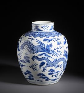 Arte Cinese : Giara in porcellana bianco blu riccamente decorata con un motivo di draghi e fenici tra nuvole e perle fiammeggianti.Cina, XIX / XX sec.  - Asta Asta 470 | ARTE ORIENTALE Online - Associazione Nazionale - Case d'Asta italiane