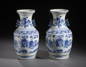 Arte Cinese : Coppia di vasi in porcellana bianco blu dalla forma a colonna di balaustra dipinti con personaggi in un giardino, manici applicati sul collo del vaso.Cina XX sec.  - Asta Asta 470 | ARTE ORIENTALE Online - Associazione Nazionale - Case d'Asta italiane