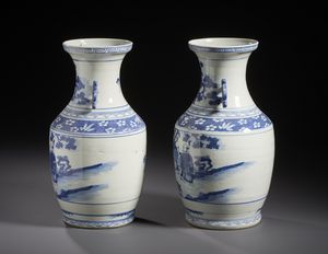 Arte Cinese : Coppia di vasi in porcellana bianco blu dalla forma a colonna di balaustra dipinti con personaggi in un giardino, manici applicati sul collo del vaso.Cina XX sec.  - Asta Asta 470 | ARTE ORIENTALE Online - Associazione Nazionale - Case d'Asta italiane