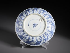 Arte Cinese : Piatto in porcellana bianca e blu. Cina, Dinastia Qing periodo Kangxi.  - Asta Asta 470 | ARTE ORIENTALE Online - Associazione Nazionale - Case d'Asta italiane