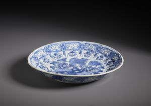 Arte Cinese : Piatto in porcellana bianca e blu. Cina, Dinastia Qing periodo Kangxi.  - Asta Asta 470 | ARTE ORIENTALE Online - Associazione Nazionale - Case d'Asta italiane