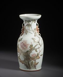 Arte Cinese - Vaso a colonna di balaustra decorato a smalti policromi con uccelli tra fronde di alberi fioriti.Cina, inizio XX sec.