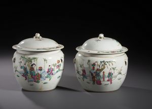 Arte Cinese : Due zuppiere in porcellana dipinte con smalti policromi raffiguranti scene di vita quotidiana.Cina XX sec.  - Asta Asta 470 | ARTE ORIENTALE Online - Associazione Nazionale - Case d'Asta italiane