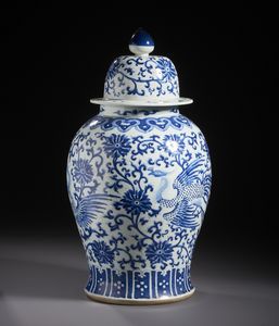 Arte Cinese : Potiche in porcellana bianco e blu decorata con fenice circondata da un disegno continuo di spirali e fiori di loto.Cina, XX sec.  - Asta Asta 470 | ARTE ORIENTALE Online - Associazione Nazionale - Case d'Asta italiane