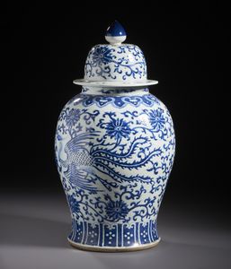 Arte Cinese : Potiche in porcellana bianco e blu decorata con fenice circondata da un disegno continuo di spirali e fiori di loto.Cina, XX sec.  - Asta Asta 470 | ARTE ORIENTALE Online - Associazione Nazionale - Case d'Asta italiane