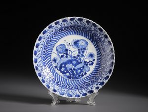 Arte Cinese : Piatto in porcellana bianca e blu. Cina, Dinastia Qing Periodo Kangxi.  - Asta Asta 470 | ARTE ORIENTALE Online - Associazione Nazionale - Case d'Asta italiane