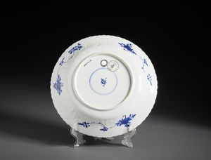 Arte Cinese : Piatto in porcellana bianca e blu. Cina, Dinastia Qing Periodo Kangxi.  - Asta Asta 470 | ARTE ORIENTALE Online - Associazione Nazionale - Case d'Asta italiane