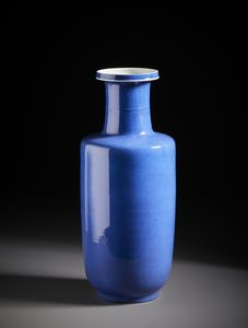 Arte Cinese : Grande vaso dalla elegante forma Rouleau smaltato in blu polvere. Cina, Dinastia Qing periodo Kangxi.  - Asta Asta 470 | ARTE ORIENTALE Online - Associazione Nazionale - Case d'Asta italiane