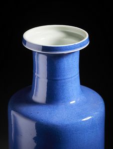 Arte Cinese : Grande vaso dalla elegante forma Rouleau smaltato in blu polvere. Cina, Dinastia Qing periodo Kangxi.  - Asta Asta 470 | ARTE ORIENTALE Online - Associazione Nazionale - Case d'Asta italiane