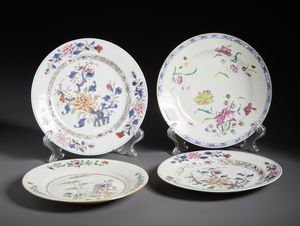 Arte Cinese : Gruppo di quattro piatti della compagnia delle indie decorati a smalti policromi della famiglia Rosa con raffigurazioni di fiori e piante.Cina, Dinastia Qing periodo Qianlong.  - Asta Asta 470 | ARTE ORIENTALE Online - Associazione Nazionale - Case d'Asta italiane