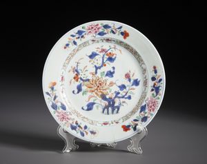 Arte Cinese : Gruppo di quattro piatti della compagnia delle indie decorati a smalti policromi della famiglia Rosa con raffigurazioni di fiori e piante.Cina, Dinastia Qing periodo Qianlong.  - Asta Asta 470 | ARTE ORIENTALE Online - Associazione Nazionale - Case d'Asta italiane