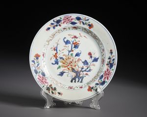 Arte Cinese : Gruppo di quattro piatti della compagnia delle indie decorati a smalti policromi della famiglia Rosa con raffigurazioni di fiori e piante.Cina, Dinastia Qing periodo Qianlong.  - Asta Asta 470 | ARTE ORIENTALE Online - Associazione Nazionale - Case d'Asta italiane