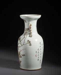 Arte Cinese : Vaso a colonna di balaustra decorato a smalti policromi con uccelli tra fronde di alberi fioriti.Cina, inizio XX sec.  - Asta Asta 470 | ARTE ORIENTALE Online - Associazione Nazionale - Case d'Asta italiane