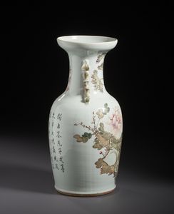 Arte Cinese : Vaso a colonna di balaustra decorato a smalti policromi con uccelli tra fronde di alberi fioriti.Cina, inizio XX sec.  - Asta Asta 470 | ARTE ORIENTALE Online - Associazione Nazionale - Case d'Asta italiane