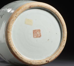 Arte Cinese : Vaso a colonna di balaustra decorato a smalti policromi con uccelli tra fronde di alberi fioriti.Cina, inizio XX sec.  - Asta Asta 470 | ARTE ORIENTALE Online - Associazione Nazionale - Case d'Asta italiane