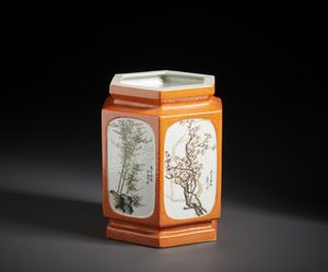 Arte Cinese : Vaso a sezione esagonale dipinto a smalti policromi nei colori della famiglia Rosa su riserve a fondo arancio.Cina, XX secolo  - Asta Asta 470 | ARTE ORIENTALE Online - Associazione Nazionale - Case d'Asta italiane