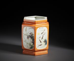 Arte Cinese : Vaso a sezione esagonale dipinto a smalti policromi nei colori della famiglia Rosa su riserve a fondo arancio.Cina, XX secolo  - Asta Asta 470 | ARTE ORIENTALE Online - Associazione Nazionale - Case d'Asta italiane