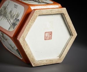 Arte Cinese : Vaso a sezione esagonale dipinto a smalti policromi nei colori della famiglia Rosa su riserve a fondo arancio.Cina, XX secolo  - Asta Asta 470 | ARTE ORIENTALE Online - Associazione Nazionale - Case d'Asta italiane