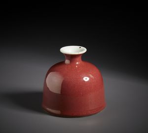 Arte Cinese : Contenitore per acqua in porcellana dall'elegante forma ad alveare ricoperto da uno smalto rosso pesco.Cina, Dinastia Qing XIX sec.  - Asta Asta 470 | ARTE ORIENTALE Online - Associazione Nazionale - Case d'Asta italiane